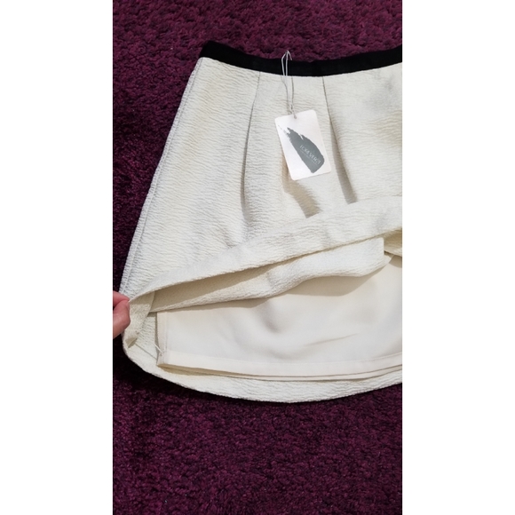 Forever 21 contemporary skirt NWT 🏷 - Picture 3 of 6